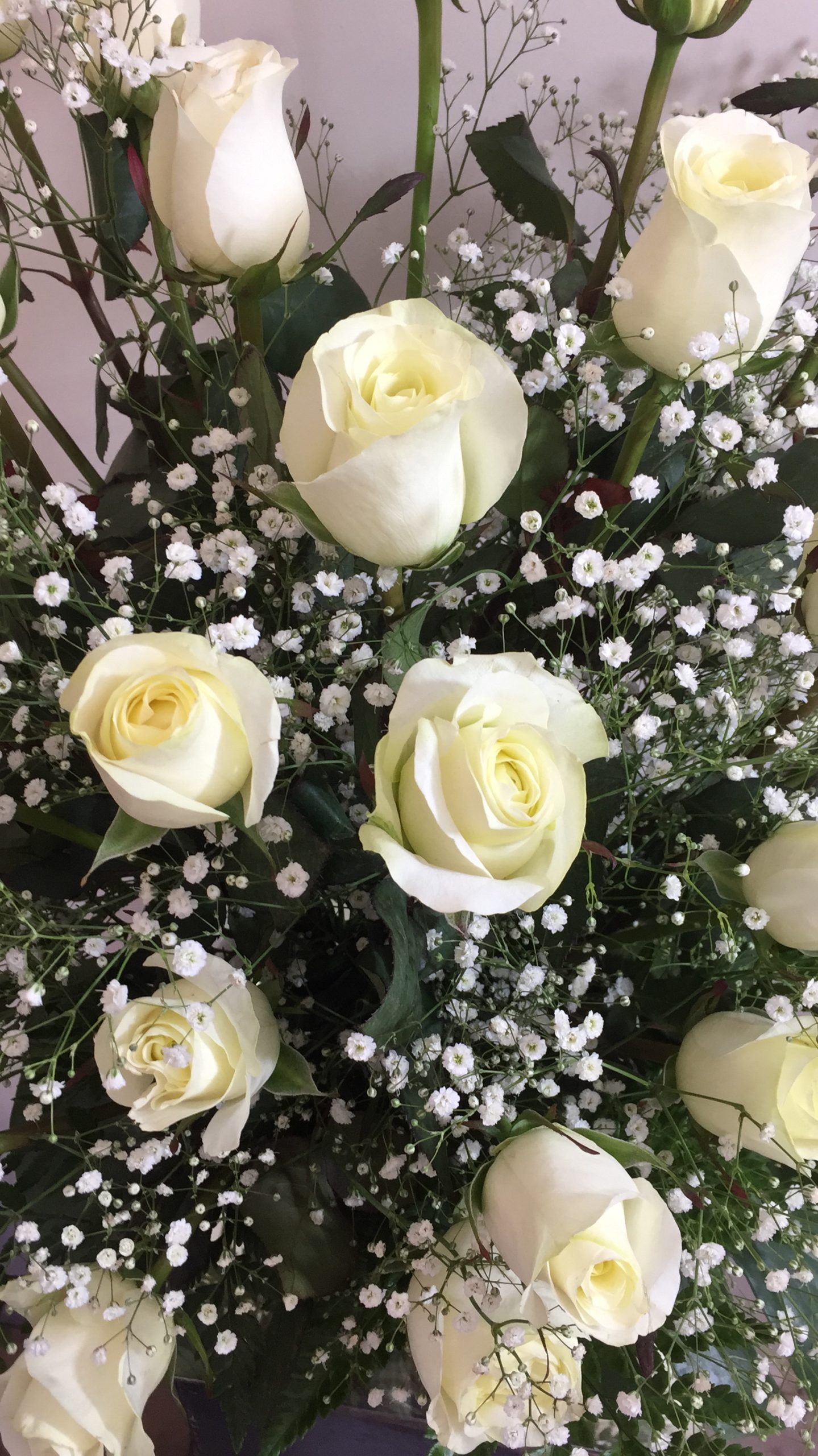 Florero grande con 24 Rosas Blancas Funeral y condolencias FF1000 –  Floreria Laura