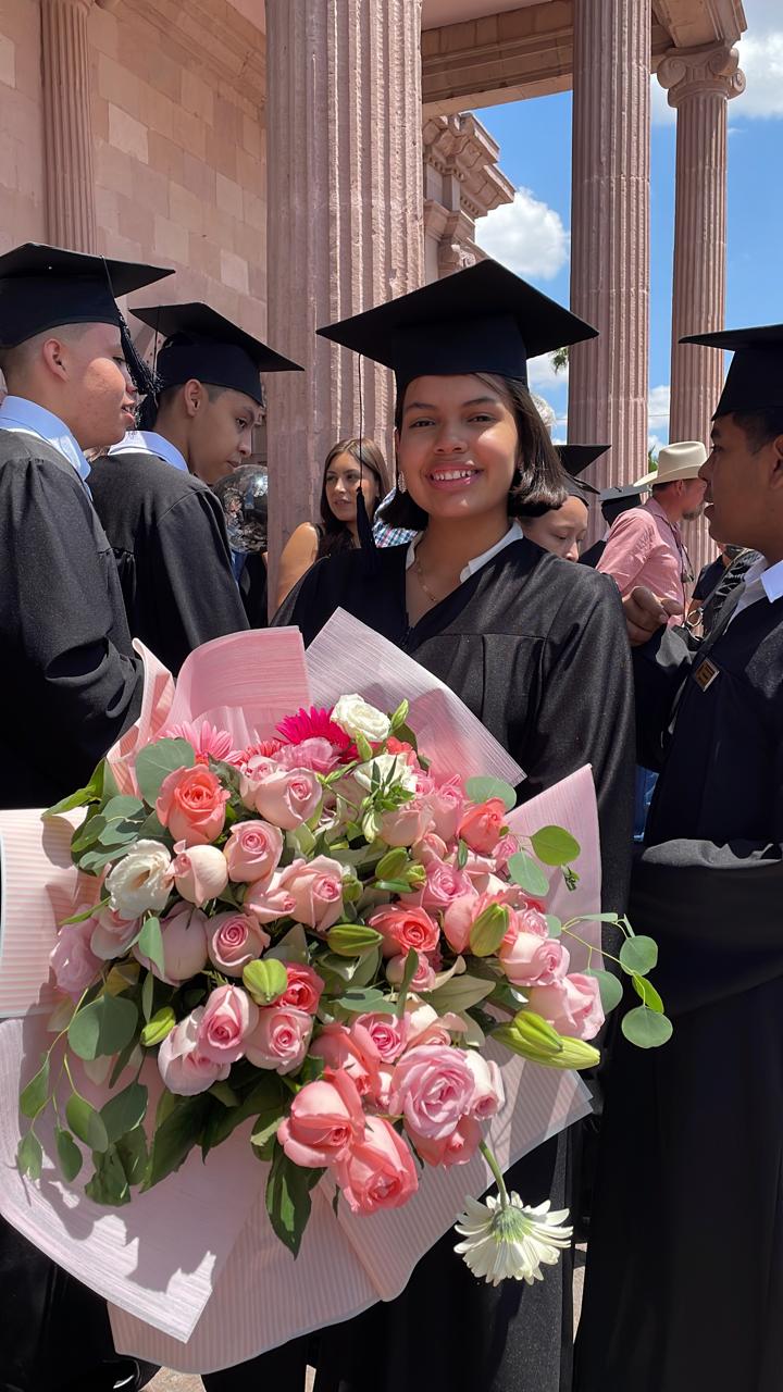 Ramo Grande para graduación de 36 rosas – Floreria Laura