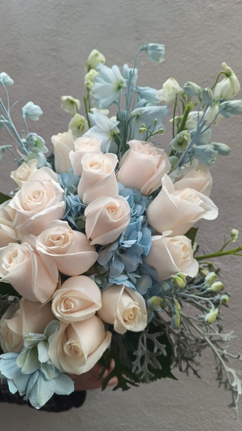 Ramo de Novia Rosas Beige y Delphinium Azul  Claro - Image 2