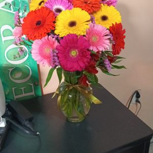 12 gerberas en florero.jpg