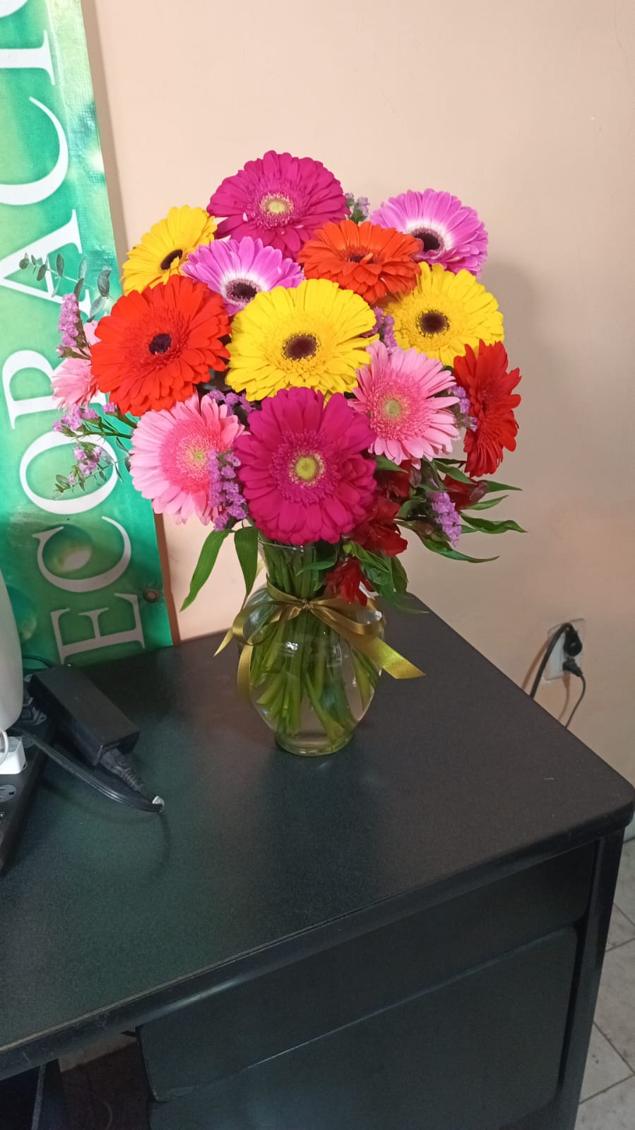 12 gerberas en florero.jpg 12 gerberas en florero.jpg