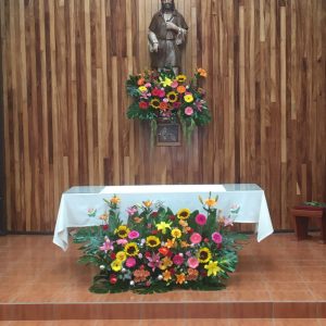 arreglo altar graduacion 1.jpg